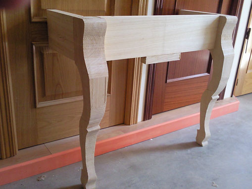 Consola de madera en crudo antes de ser tallada